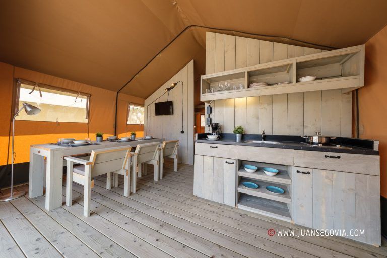 Cocina comedor en bungalow Safari del camping Vendrell Platja