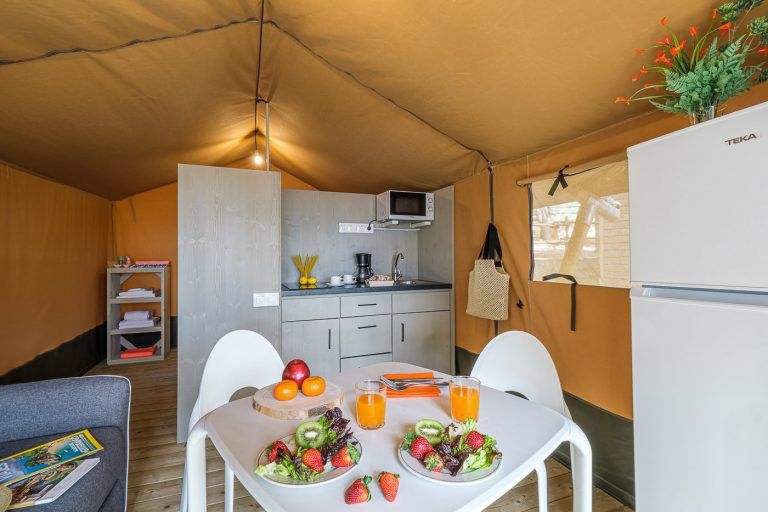 Cocina comedor montado en bungalow Safari del camping Vendrell Platja