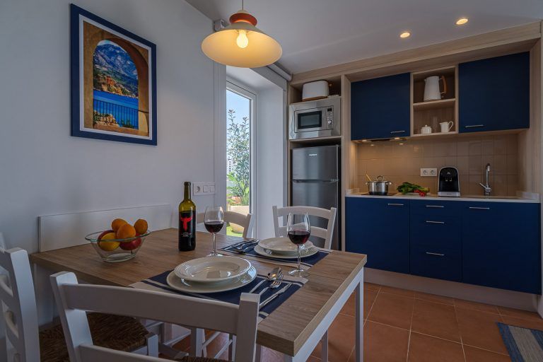 Cocina comedor y atrezzo en apartamentos Ancora de Salou Tarragona