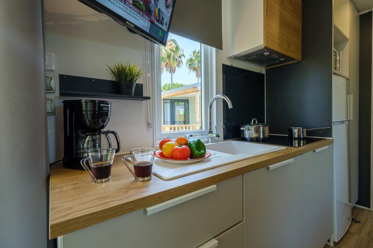 Cocina con atrezzo en bungalow Ohara en el camping Vendrell Platja