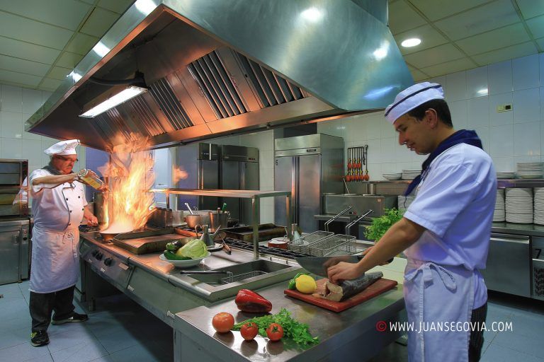 Cocina del restaurante del camping Torre de la Mora en Taragona