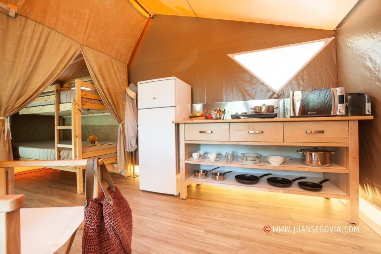 Cocina en bungalow safari del camping Torre de la Mora en Taragona