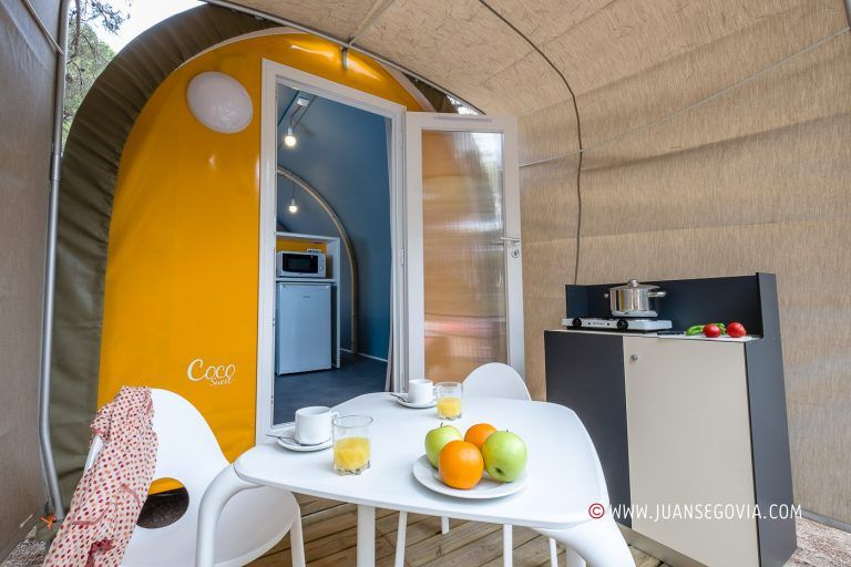 Cocina terraza con atrezzo en bungalow Coco del camping Torre de la Mora
