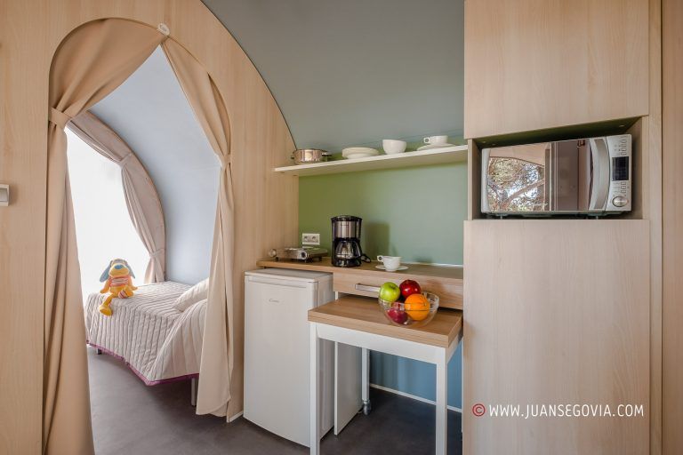 Cocina y dormitorio en bungalow Coco del camping Torre de la Mora en Taragona