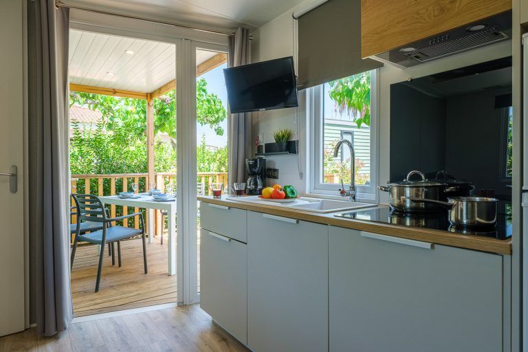 Cocina y terraza en bungalow Ohara en el camping Vendrell Platja