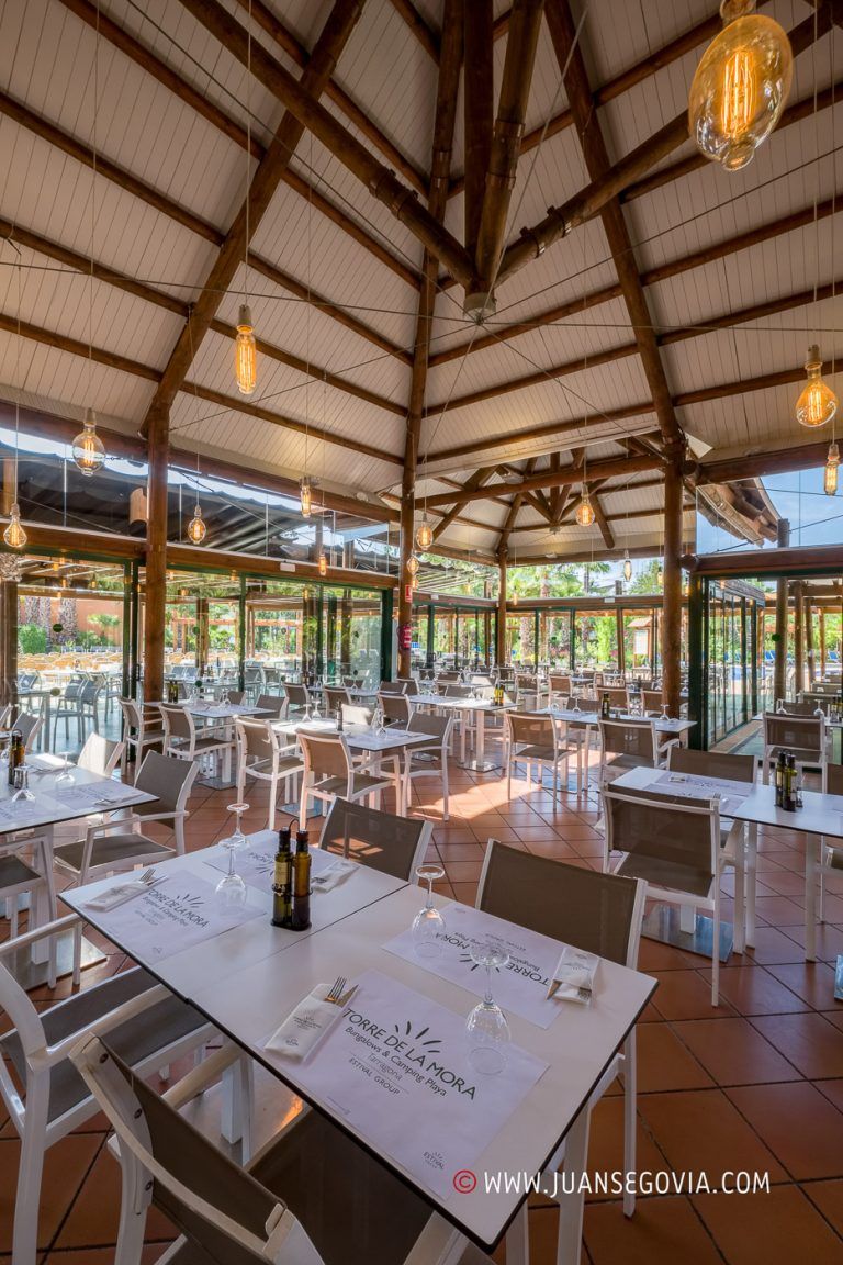 Comedor acristalado del restaurante del camping Torre de la Mora