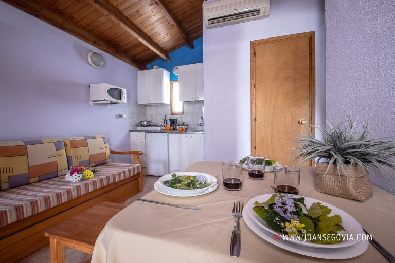 Comedor con atrezzo comida en bungalow del camping Vendrell Platja