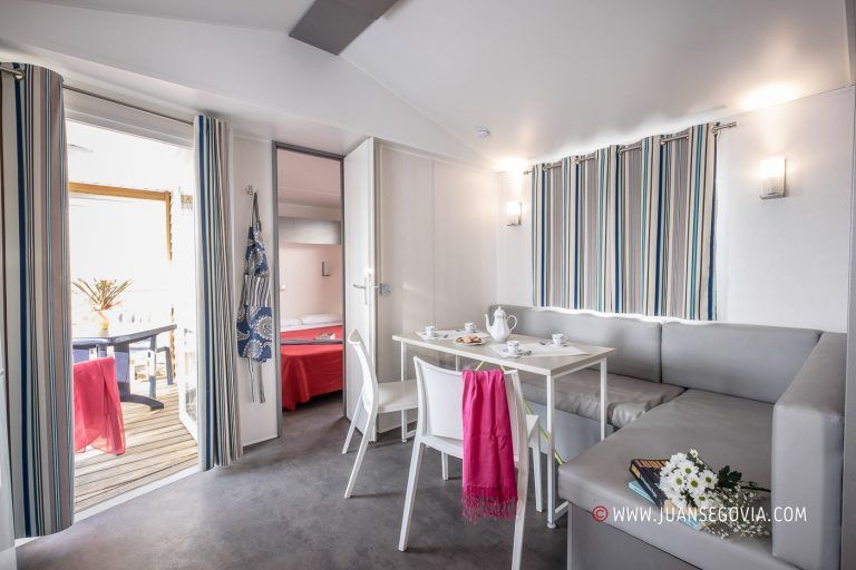 Comedor con atrezzo en bungalow del camping Vendrell Platja