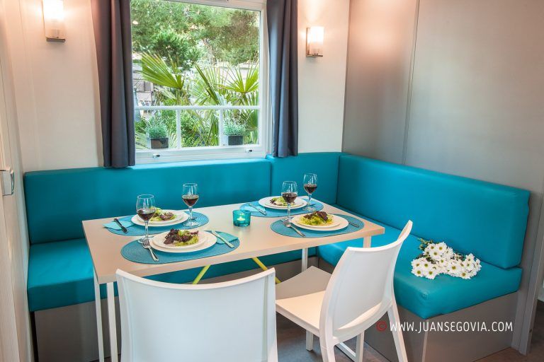Comedor en bungalow Ohara del camping Torre de la Mora en Taragona