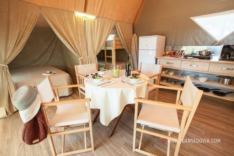 Comedor en bungalow Safari del camping Torre de la Mora en Taragona