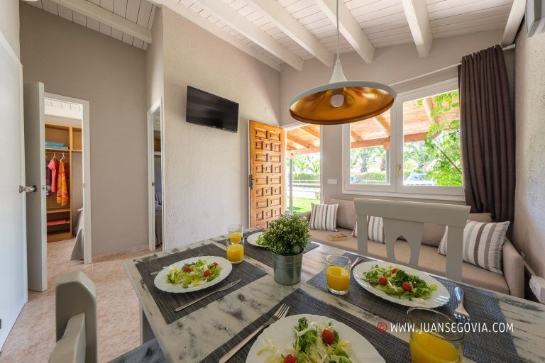 Comedor montado en bungalow del camping Vendrell Platja