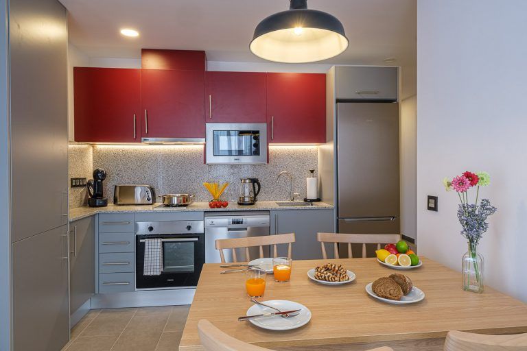 Comedor y cocina en apartamentos Real de Tarragona