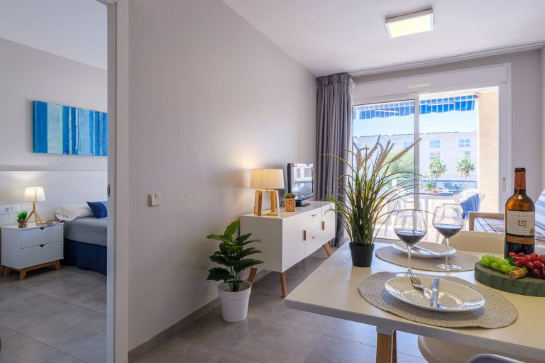 Comedor y dormitorio en apartamentos Punta Prima de La Pineda Tarragona