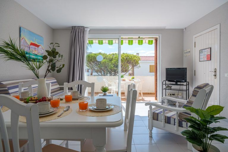 Comedor y terraza en apartamentos Punta Prima de La Pineda Tarragona