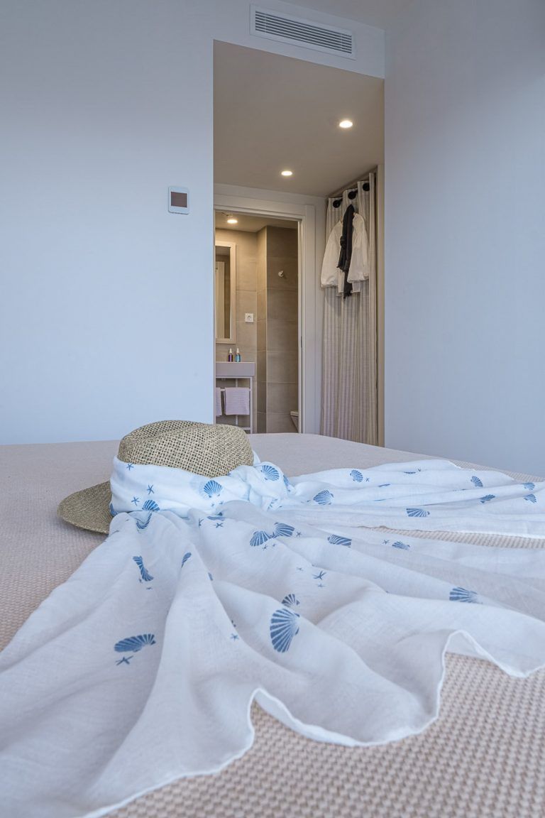 Detalle atrezzo en dormitorio de matrimonio en apartamentos Ancora de Salou Tarragona