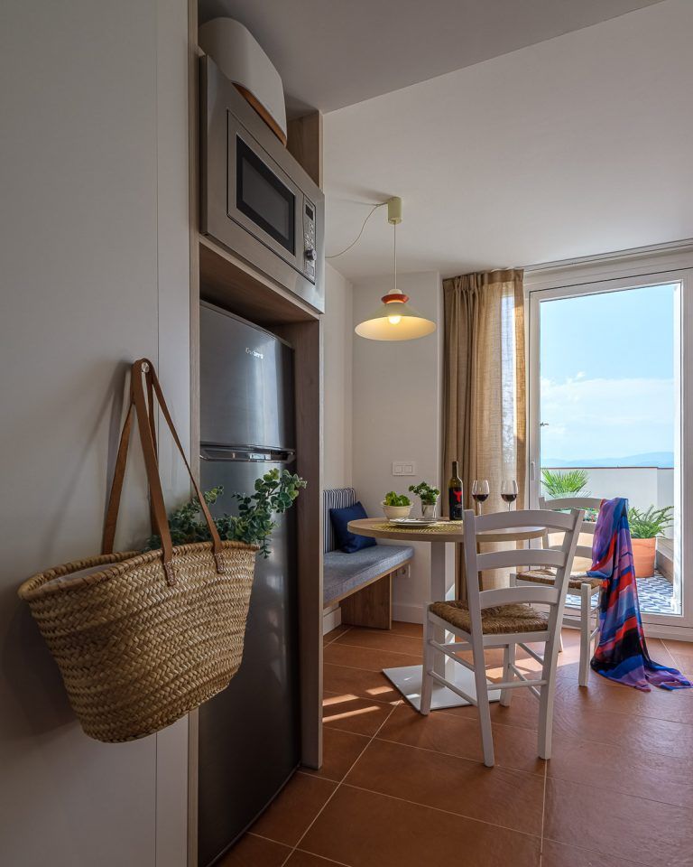 Detalle comedor con atrezzo en apartamentos Ancora de Salou Tarragona