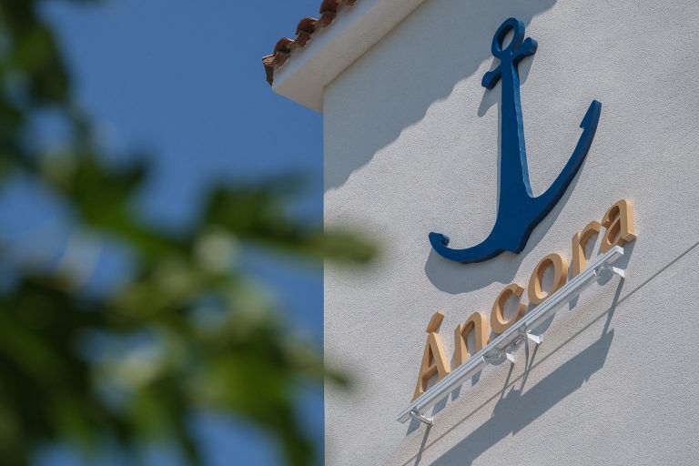 Detalle rotulo en fachada apartamentos Ancora de Salou Tarragona