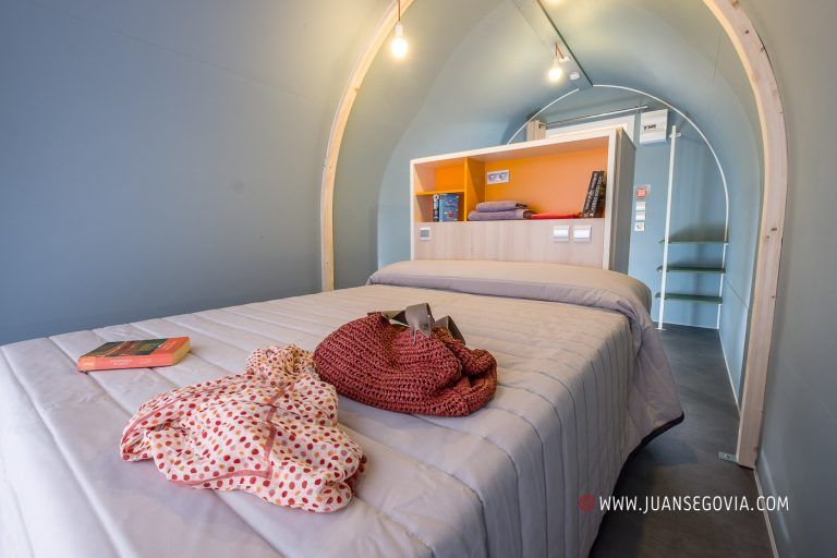 Dormitorio con atrezzo en bungalow Coco del camping Torre de la Mora