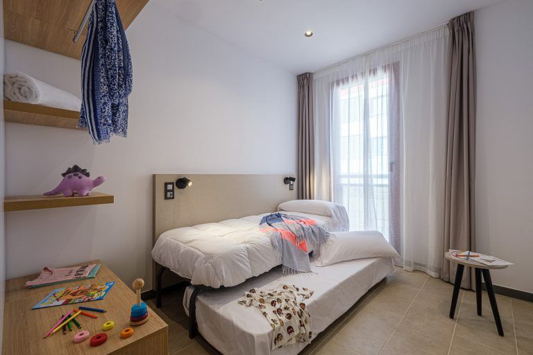 Dormitorio con atrezzo para ninos en apartamento Real de Tarragona