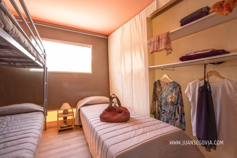Dormitorio con literas en bungalow safari del camping Vendrell Platja