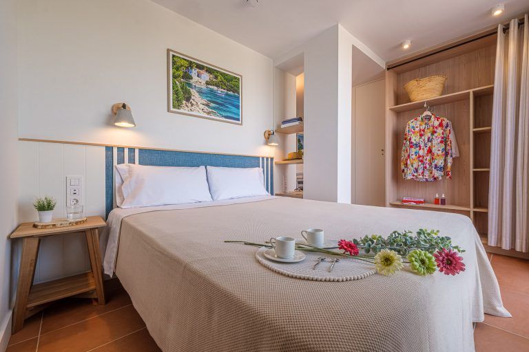 Dormitorio de matrimonio con armario y atrezzo en apartamentos Ancora de Salou Tarragona