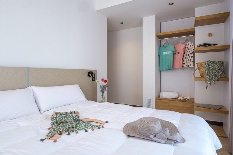 Dormitorio de matrimonio con atrezzo en apartamento Real de Tarragona