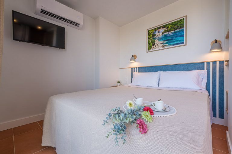 Dormitorio de matrimonio con atrezzo en apartamentos Ancora de Salou Tarragona