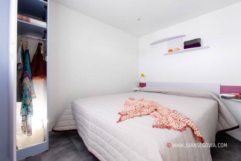 Dormitorio de matrimonio con atrezzo en bungalow del camping Torre de la Mora en Taragona