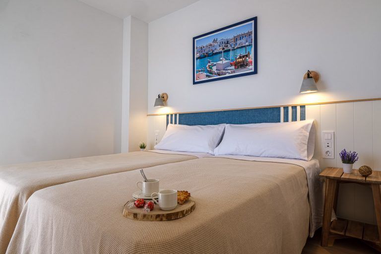 Dormitorio de matrimonio con desayuno en apartamentos Ancora de Salou Tarragona