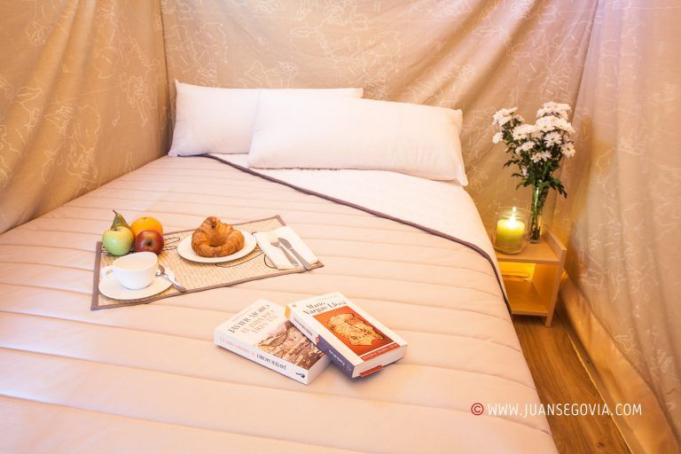 Dormitorio de matrimonio en bungalow safari del camping Torre de la Mora en Taragona