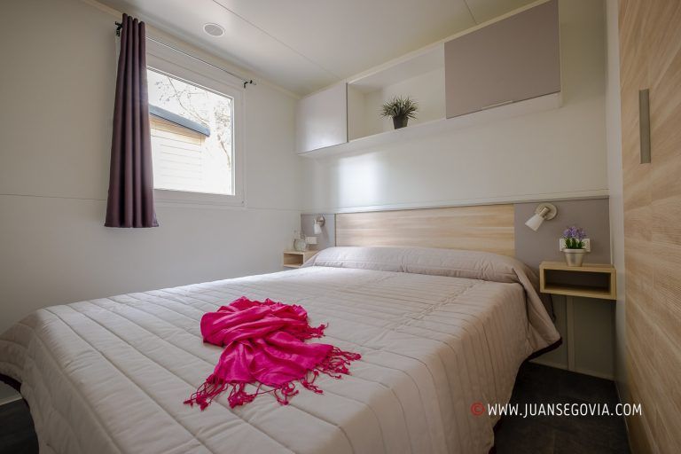Dormitorio matrimonio con atrezzo en bungalow del camping Vendrell Platja