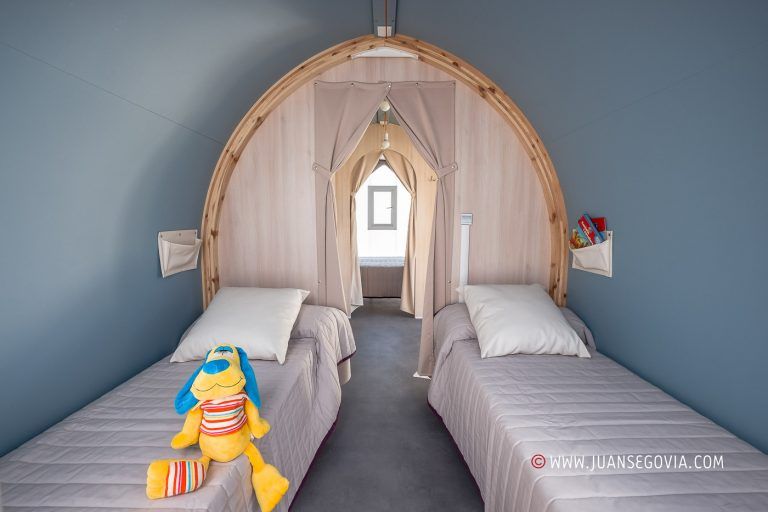 Dormitorio ninos en bungalow Coco del camping Torre de la Mora en Taragona