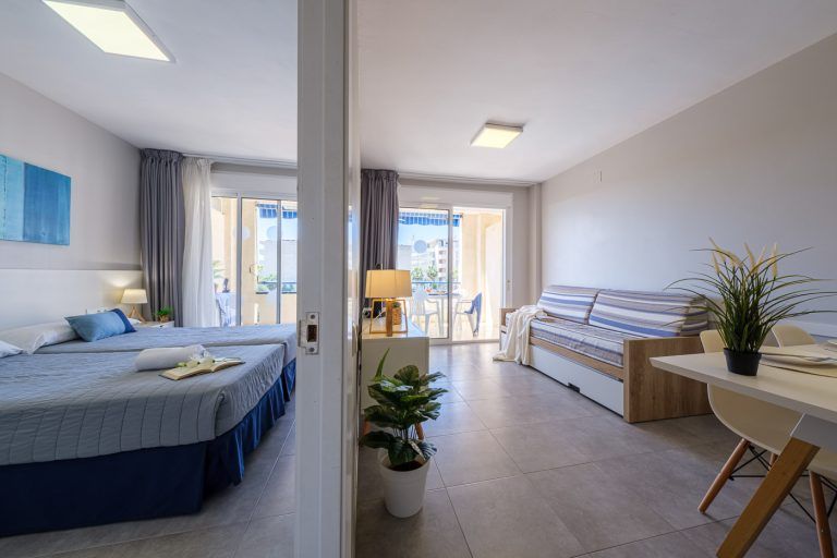 Dormitorio y comedor en apartamentos Punta Prima de La Pineda