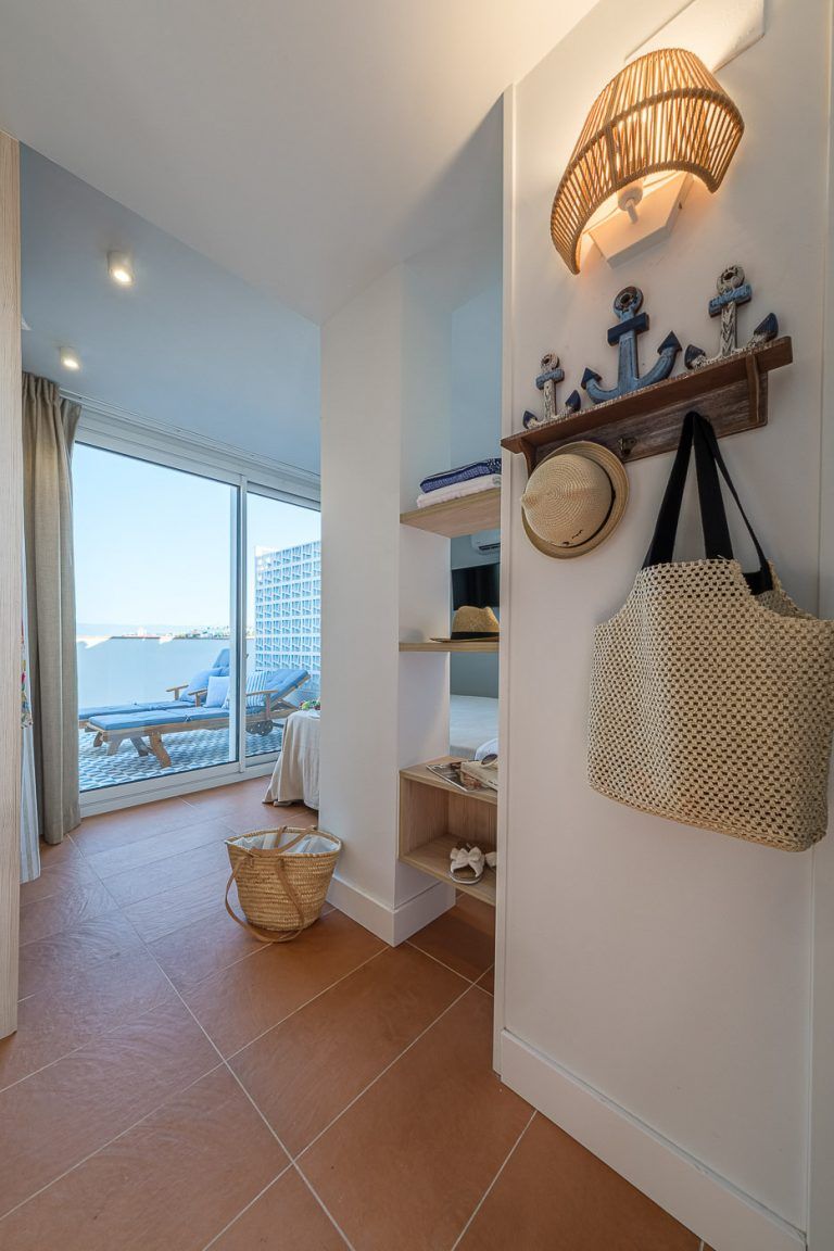 Entrada dormitorio de matrimonio con terraza y atrezzo en apartamentos Ancora de Salou Tarragona