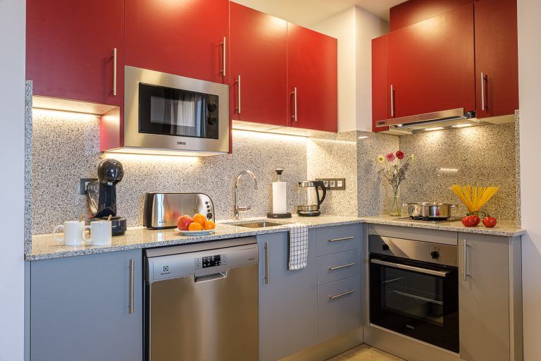 Fotografia de cocina con atrezzo en apartamento Real de Tarragona