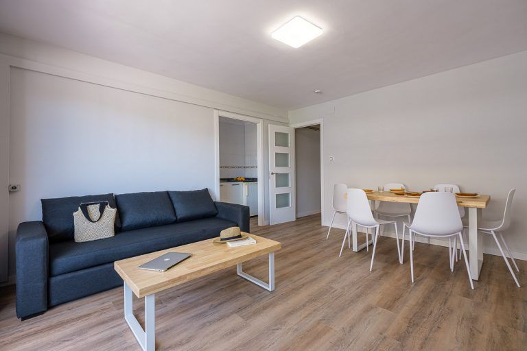 Fotografia de salon comedor con atrezzo en apartamento de Salou Tarragona