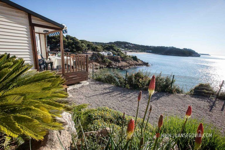 Fotografia de un bungalow con vistas al mar en el canping Torre de La Mora en Tarragona