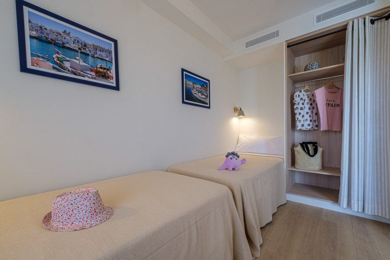 Habitacion doble de ninos con atrezzo en apartamentos Ancora de Salou Tarragona
