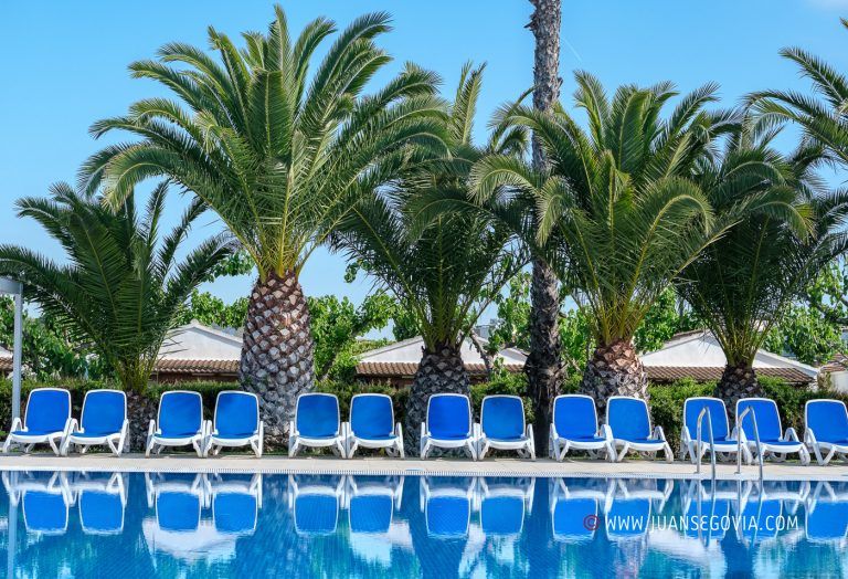 Hamacas en la piscina del camping Vendrell Platja