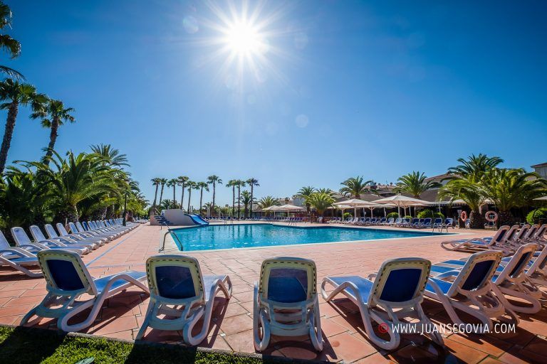 Hamacas piscina del camping Vendrell Platja