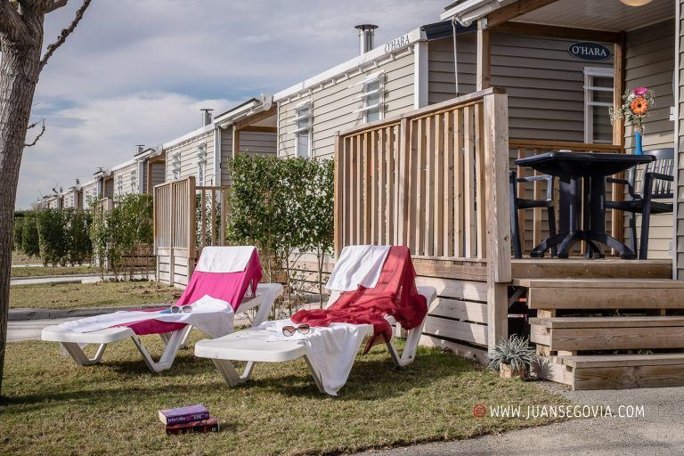 Jardin con atrezzo en bungalow del camping Vendrell Platja