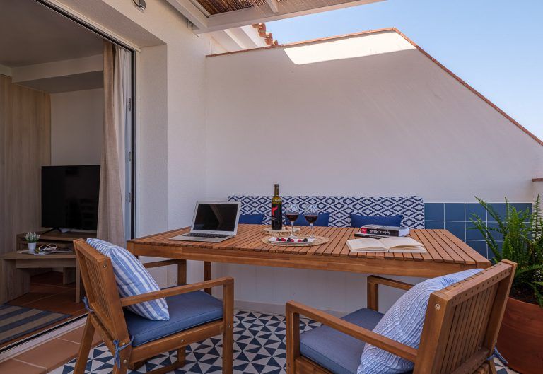 Mesa con atrezzo en el solarium de apartamentos Ancora en Salou Tarragona