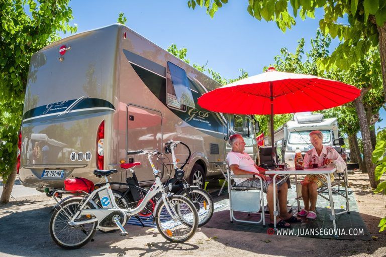 Parcela con autocaravana en el camping Vendrell Platja