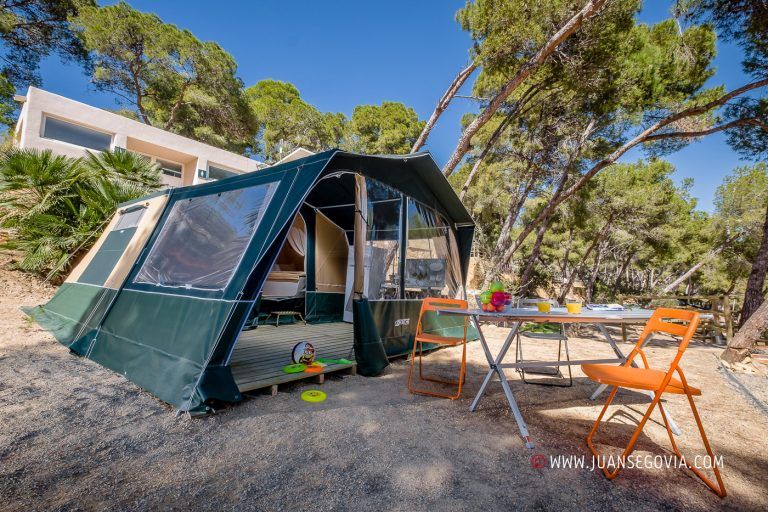 Parcela con tienda y terraza en el camping Torre de la Mora en Taragona