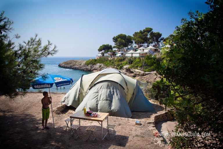 Parcela con una tienda de campana en el camping Torre de la Mora de Taragona