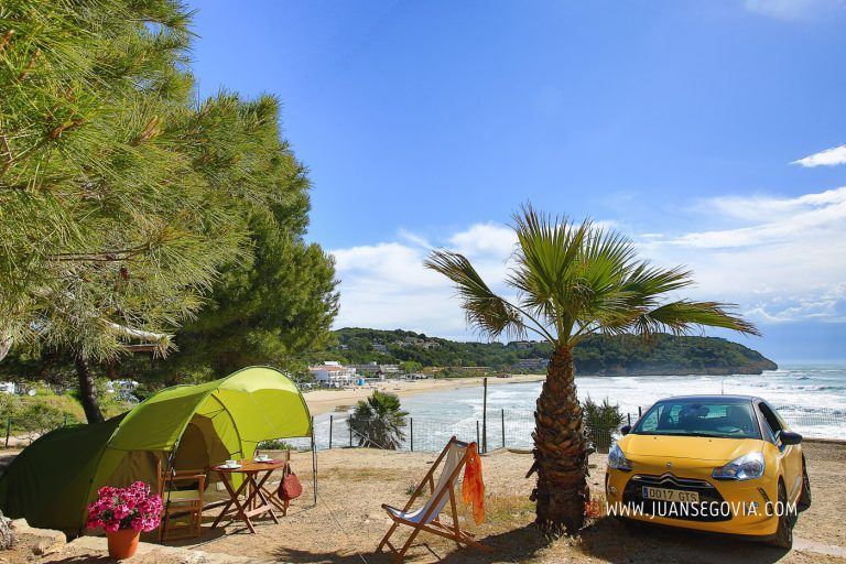 Parcela con una tienda de campana y mar en el camping Torre de la Mora de Taragona