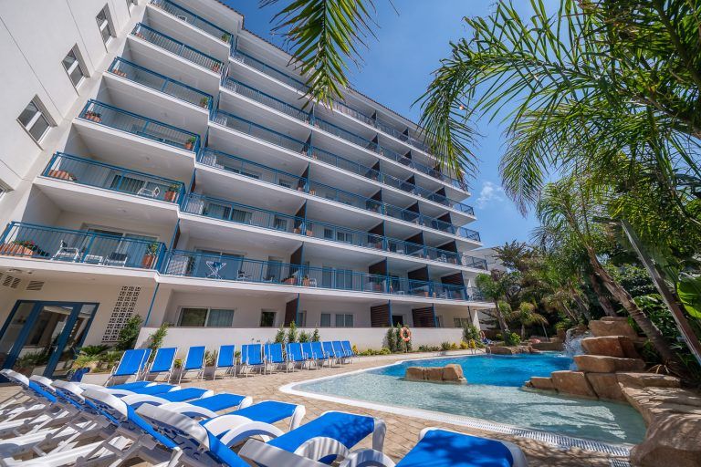 Piscina con hamacas en apartamentos Ancora de Salou Tarragona