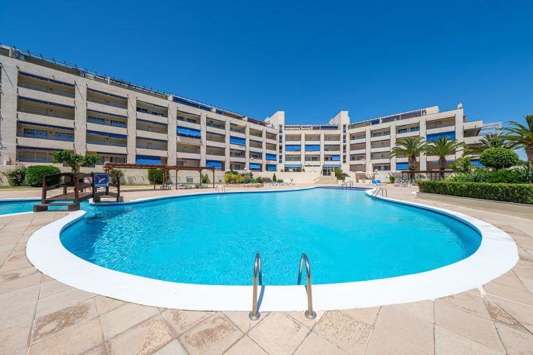 Piscina en apartamentos Punta Prima de La Pineda