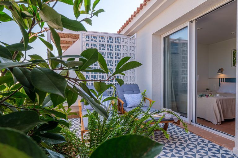 Plantas en el solarium de apartamentos Ancora en Salou Tarragona