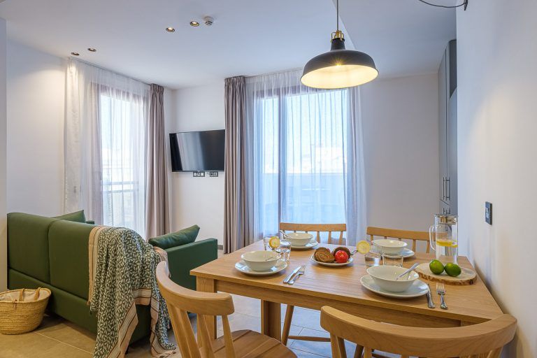 Salon comedor con atrezzo en apartamento Real de Tarragona